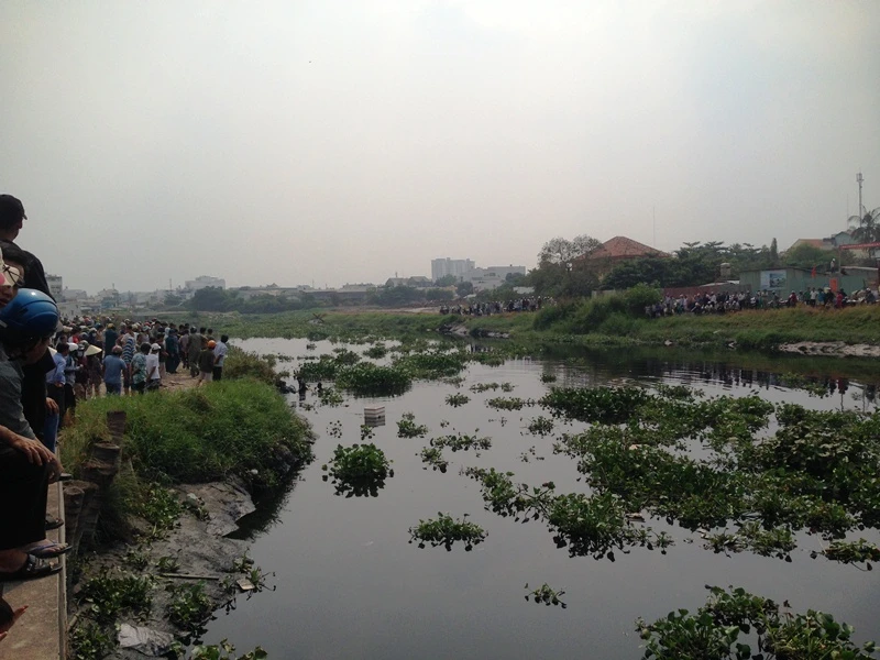 Hơn 10 'người nhái' lặn tìm người đàn ông nhảy kênh ảnh 2 Hơn 10 'người nhái' lặn tìm người đàn ông nhảy kênh ảnh 2